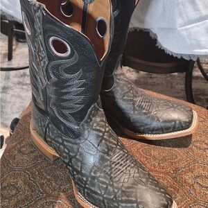 Cody James Pull-On Cowboy Boots in Black and Brown